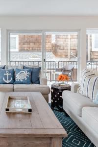 a living room with two couches and a coffee table at Iris Condo 213 Condo in Corona del Mar