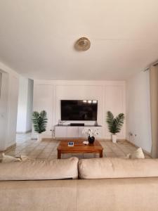 a living room with a couch and a table at Casa 13 - Refúgio Salinas in Vila do Porto