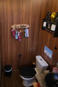a bathroom with a free daily sign above a toilet at Lumos Experience in Guaratuba +16 photos