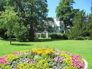 un jardin avec un cercle de fleurs dans un parc dans l'établissement Ferienwohnung Seepromenade, à Constance
