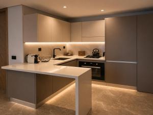 a kitchen with a white counter in a room at Maarif appartement moderne in Casablanca
