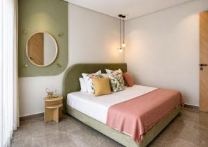 a bedroom with a bed and a mirror on the wall at Maarif appartement moderne in Casablanca