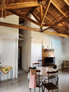 a dining room with a table and chairs at Chácara Pé da mata itajuba mg in Itajubá
