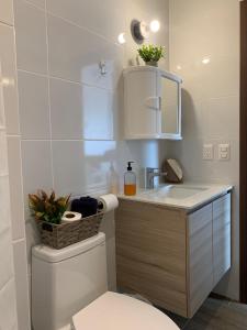 a bathroom with a toilet and a sink at Inara 2 - Apartment with airport views - Zona 13 de la Ciudad de Guatemala in Estación Pamplona +17 photos