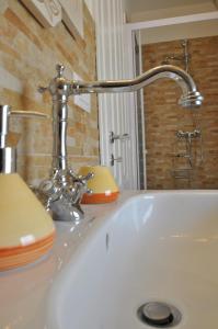 lavabo con grifo en el baño en Roseus La Casa Vacanze nei Sassi, en Matera 38 fotos más