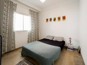 a bedroom with a bed and a window at Meraki house in La Marsa
