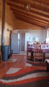 a living room with a table and a kitchen at Chacra Don Benito Chonchi in Chonchi