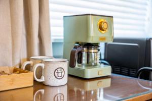 a coffee maker sitting on a table with two cups at Cumberland Room on Lookout Mountain in Lookout Mountain +19 photos
