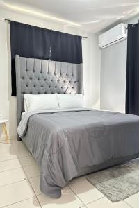a bedroom with a large bed with a large headboard at Casa Moderna, Ubicación Estrategjca in Cedro