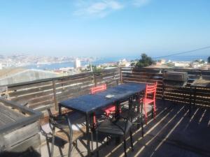 a blue table and chairs on top of a roof at Hospedaje LARRAIN in Valparaíso