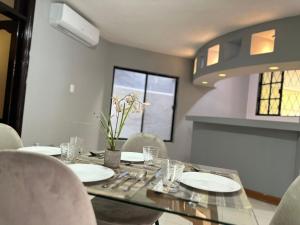 a dining room with a table and chairs and a window at Casa Moderna, Ubicación Estrategjca in Cedro +21 photos