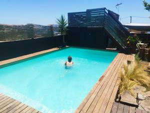 a person in a swimming pool in a building at Hospedaje LARRAIN in Valparaíso