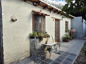 a table and chairs sitting outside of a building at Casa Manipa -3 dormitorios in Cafayate