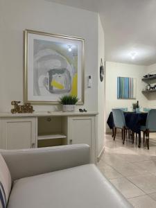 a living room with a bed and a dining room at Confortable estancia de 1 a 4 personas in Guamúchil
