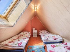 two beds in a small room with a window at Delphin in Pruchten