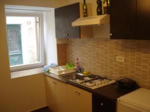 eine Küche mit Spüle, Herd und Fenster in der Unterkunft ABC Lešnik in Koper