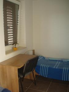 ein Zimmer mit einem Tisch und einem Bett und einem Tisch und einem Stuhl in der Unterkunft ABC Lešnik in Koper + 4 Fotos