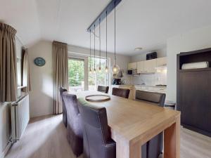 eine Küche und ein Esszimmer mit Tisch und Stühlen in der Unterkunft Borre Bos in Diever