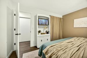 a bedroom with a bed and a television in it at Basecamp GP- Private Unit in Quiet Duplex Near Downtown in Grants Pass