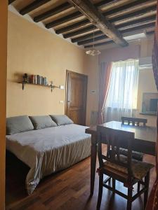 a bedroom with a bed and a table and a table sidx sidx sidx at La Luna nel Borgo in Spello