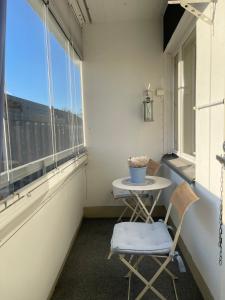 a small table and chair in a room with a window at Apartments Maaherrankatu in Kuopio