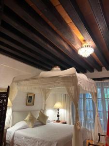 Tempat tidur dalam kamar di Avicena Hotel Boutique