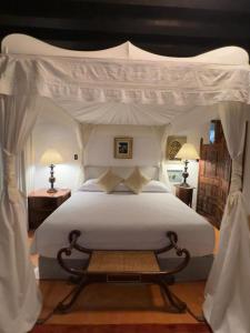 Tempat tidur dalam kamar di Avicena Hotel Boutique