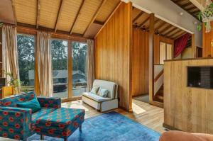 Et opholdsområde på Sun-Drenched Mid-Century Modern Retreat