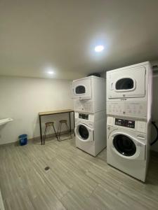 a laundry room with two washer and dryer at Edificio Urban Frente universidad Autónoma in Manizales