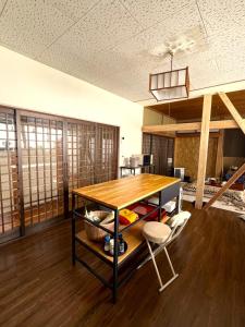 a dining room with a table and a chair at ゲストハウスさちさんち in Wagō +20 photos