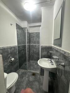 a bathroom with a sink and a shower and a toilet at Hotel Norte in Río Tercero +2 photos