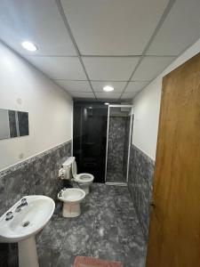 a bathroom with two toilets and a shower at Hotel Norte in Río Tercero