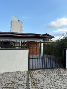 a gate in front of a house at Espaço vovô Wilson in Joinville
