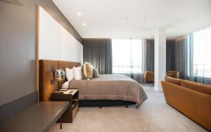 a hotel room with a bed and a desk at Distinction Invercargill Hotel in Invercargill +42 photos