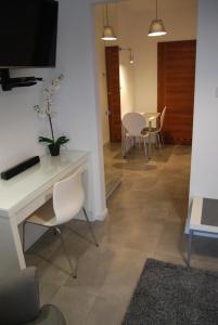 ヴロツワフにあるMagnolia Centrum Studio-free parkingのリビングルーム(テーブル、椅子、テレビ付)