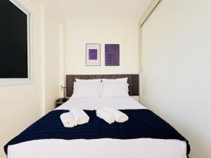 a bedroom with a bed with two towels on it at Studio Mandarin + spectacular view + Umarizal in Belém +41 photos
