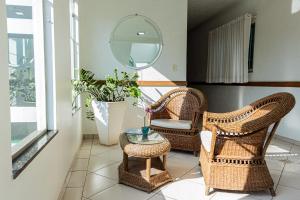 a room with two chairs and a table and a mirror at Argentin Palace Hotel in Americana