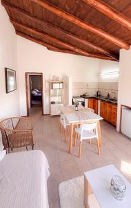 a living room with a table and chairs and a kitchen at Trono de Nubes in Trevelín +13 photos