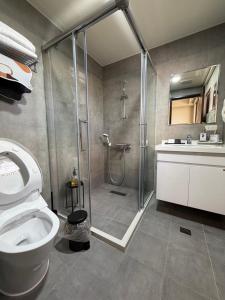a bathroom with a shower and a toilet and a sink at 宿時代民宿 24H 自助入住 入住前需完成線上報到 Hometime Self Check-in in Dayuan