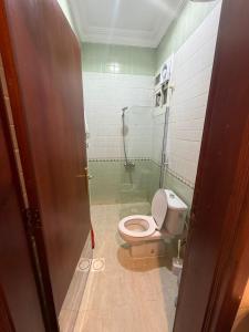 a bathroom with a toilet and a shower at شركه أركان الذهبيه الحديثه للشقق المخدومه in Abha +70 photos