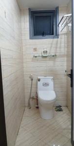 a bathroom with a toilet with a television on the wall at Suoi Da Villa in Ðồn Bãi Cả +12 photos