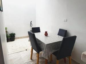 a dining room table with chairs and a vase on it at Casa Aire y Luz in Pereira