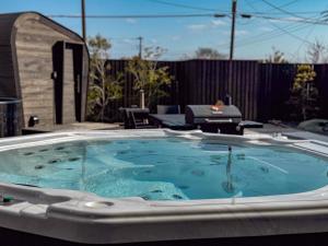 a large hot tub in a backyard with a table at 陽和リトリート in Tateyama