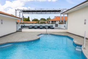 a swimming pool in the backyard of a house at Hotel Clipper in Rockingham