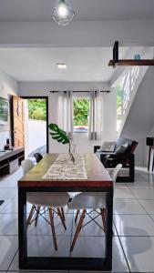 a dining room table with a potted plant on it at Aconchego e Estilo em Brusque in Brusque
