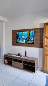 a living room with a flat screen tv on a wall at Aconchego e Estilo em Brusque in Brusque