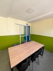 a conference room with a wooden table and chairs at Apartamento com academia - Toledo in Toledo +45 photos