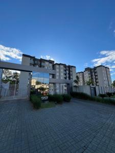 a view of a building with buildings in the background at Apartamento com academia - Toledo in Toledo