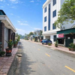 an empty street in a small town with buildings at Hưng Phát Hotel Nghệ An in Vinh