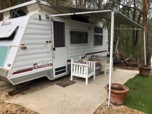 a white rv with a tent and a patio at Tamesis - Wildernest in Neranie